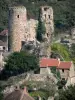 Ouriço - Ruínas (restos) do castelo feudal de Hérisson com vista para as casas da vila medieval