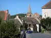 Ouriço - Vista da torre do sino Saint-Sauveur e as casas da vila medieval da ponte sobre o Aumance