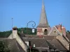 Ouriço - Poste de luz, torre sineira Saint-Sauveur e telhados de casas da vila medieval