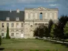 Ourscamp修道院 - 草坪和绿树成荫的车道通往Notre-Dame d'Ourscamp修道院的建筑物