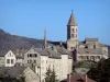 Paisajes de Alto Loira - Campanario de la iglesia de Saint-Julien y casas del pueblo de Saint-Julien-Chapteuil