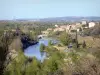 Paisajes de Aude - Vista del pueblo de Holliday y su puente sobre el río Orbieu en un entorno arbolado