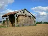 Paisajes de Berry - Pajar en el medio del campo, las nubes en el cielo azul