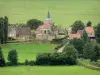 Paisajes de Borgoña - Bazoches pueblo con su iglesia de St. Hilaire y casas rodeadas de árboles y prados
