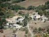 Paisajes de Drôme - Parque Natural Regional de las Baronnies Provençales: vista de las casas de La Bâtie-Verdun rodeadas de árboles