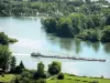 Paisajes de Eure - Barcaza de la navegación en el río Sena, y los árboles a la orilla del agua