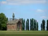 Paisajes de Eure - Capilla de San Salvador, el terreno y los árboles en la ciudad de Heudicourt, en el Vexin normando