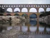 Paisajes de Gard - Pont du Gard, acueducto romano (monumento antiguo), con tres pisos (niveles) de los arcos (arcos) que atraviesa el río Gardon, en la ciudad de Vers-Pont-du-Gard