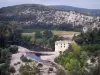 Paisajes de Gard - Cévennes: río Cèze, el molino, los árboles a lo largo de las aguas y las montañas
