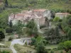 Paisajes de Gard - Casas de una aldea rodeada de árboles