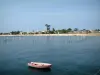 Paisajes de la Gironda - Barco flotando en el agua con vistas a la localidad costera de Cap -Ferret