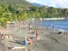 Paisajes de Guadalupe - Playa Malendure en la isla de Basse - Terre, en la localidad de ebullición: relax en la arena gris de la playa y nadar en el Mar Caribe