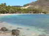 Paisajes de Guadalupe - Playa Pompierre, en el archipiélago de Les Saintes, en la isla de Terre -de - Haut : vistas de la laguna de color turquesa y playa de arena bordeadas de cocoteros