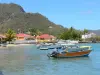 Paisajes de Guadalupe - Sacred : barcos que flotan en el agua y las casas de Terre -de - Haut en la playa