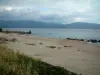 Paisajes del litoral corso - La hierba, arena de la playa, rocas, colinas y el mar Mediterráneo frente a