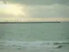 Paisajes del litoral de Loira Atlántico - Mar (Océano Atlántico), los mástiles de los veleros, el faro y el cielo de tormenta, con rayos de sol