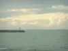 Paisajes del litoral de Loira Atlántico - El mar (Océano Atlántico), el faro y el cielo nublado