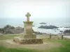 Paisajes del litoral de Loira Atlántico - Cruz, la hierba, los bancos, las rocas y el mar (Océano Atlántico)