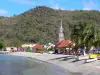 Paisajes de Martinica - Pueblo de pescadores de Anse d'Arlet a la orilla del mar Caribe, con su campanario de la iglesia, sus casas y su playa de arena
