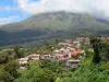 Paisajes de Martinica - Casas en el pueblo de Morne-Rouge, al pie del volcán Monte Pelée