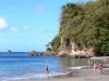 Paisajes de Martinica - Descansando en la playa de Anse Cerón entre los turistas que se bañan en las aguas tranquilas del mar