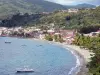 Paisajes de Martinica - Con vistas a la bahía de San Pedro, con las torres de la Catedral de Nuestra Señora de la Asunción, la playa y las casas de la ciudad en el Mar Caribe