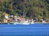 Paisajes de Martinica - Vista de San Pedro, con casas en la orilla del Mar Caribe y los barcos que flotan en el agua