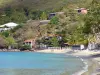Paisajes de Martinica - Casas vistas a la playa de Grande Anse d'Arlet y el Mar Caribe; en la localidad de Anse d'Arlet