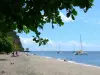 Paisajes de Martinica - Cove Beach Turín y el Mar Caribe salpicadas de barcos; en la ciudad de Carbet