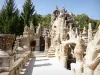 Palacio Ideal del Cartero Cheval - Terraza decorada con esculturas