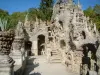 Palacio Ideal del Cartero Cheval - Edificio (monumento histórico), obra maestra del arte naif (art brut), construido por el organero Ferdinand Cheval, en Hauterives