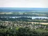 Panorama de la côte des Deux-Amants - Vue sur le village de Poses (dans la vallée de la Seine) et les plans d'eau (lacs) depuis le site des Deux-Amants