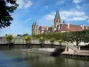 Paray-le-Monial - Puente sobre el río Bourbince la flor, y torres de planta cuadrada torre campanario de planta octogonal de la Basílica del Sagrado Corazón de línea, de los árboles, las nubes en el cielo azul