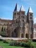Paray-le-Monial - Basílica del Sagrado Corazón (románica) y cantero