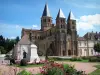 Paray-le-Monial - Basílica del Sagrado Corazón (románica), monumento a los caídos y flores