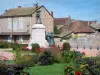 Paray-le-Monial - War Memorial, macizos de flores y casas