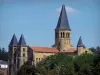 Paray-le-Monial - Torres octogonales de la torre y la plaza de la Basílica del Sagrado Corazón (románica), los árboles