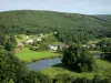 Le Parc Naturel Régional des Ardennes - Parc Naturel Régional des Ardennes: Vallée de la Semoy : vue sur les maisons du village de Tournavaux, la rivière Semoy et la forêt ardennaise