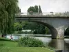 Parcé-sur-Sarthe - Vista del puente sobre el río Sarthe