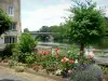 Parcé-sur-Sarthe - Antiguo molino, macizos de flores, árboles y el puente sobre el río Sarthe