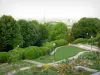 Parque de Belleville - Panorama del jardín en flor y la ciudad de París con la torre Eiffel desde la terraza del parque Belleville