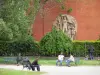 Parque de Choisy - Descanso en los bancos del parque, medallón de la fachada de la George Eastman fundó en segundo plano