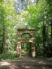 Parque forestal de la Poudrerie - Arco rodeado de árboles