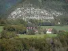 Parque Natural Regional del Alto Jura - Cordillera de Jura: casas rodeadas de prados y árboles