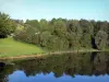 Parque Natural Regional de Avesnois - Árvores refletindo nas águas do Lago Val-Joly, no Parque Departamental de Val-Joly