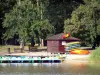 Parque Natural Regional de Brenne - Bellebouche estanque, un centro de ocio Bellebouche, botes a pedal y los árboles