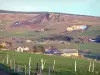 Parque Natural Regional de los Montes de Ardèche - Massif du Mézenc: pueblo de Estables rodeado de pastos