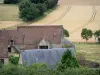 Paysages de Bourgogne - Toits d'une ferme entourés de champs