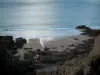 Paysages de la Côte d'Émeraude - Petite plage de sable entourée de rochers et mer (la Manche)