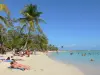 Paysages de la Guadeloupe - Plage du Bourg de Sainte-Anne, sur l'île de la Grande-Terre : farniente sur le sable et baignade dans le lagon
